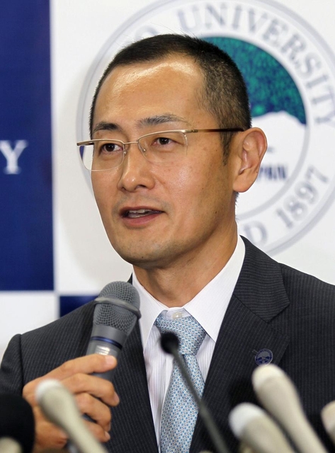 ノーベル医学生理学賞を受賞し、笑顔で会見する山中伸弥京都大教授＝８日午後、京都市左京区の京都大学（撮影・山口　登）