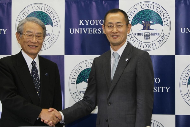 ノーベル医学生理学賞受賞の快挙を果たし、松本紘・京都大総長と握手を交わす山中伸弥教授（右）＝８日午後、京都市左京区の京都大学（撮影・山口　登）