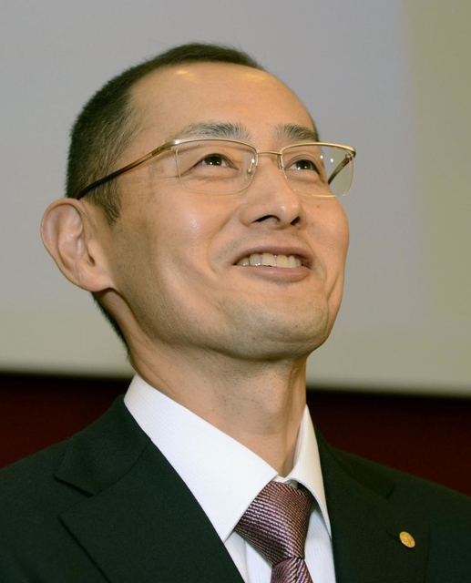 ノーベル賞受賞の記念講演を終え、記者の質問に笑顔で答える山中伸弥京都大教授＝７日、ストックホルム（共同）