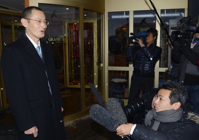 授賞式を前に、記者の質問に答える山中伸弥京都大教授＝１０日午前、ストックホルム（代表撮影・共同）