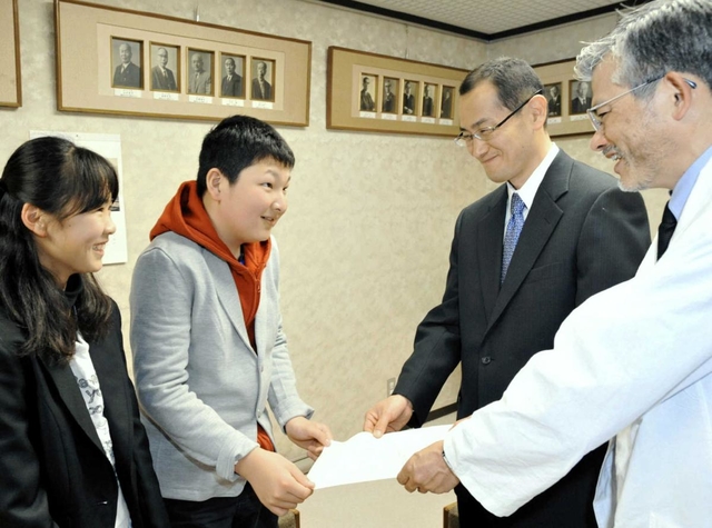 「研究に役立ててほしい」と、山中伸弥教授に寄付を申し入れる山本育海君（左から２人目）＝２０１０年３月、京都大医学部付属病院