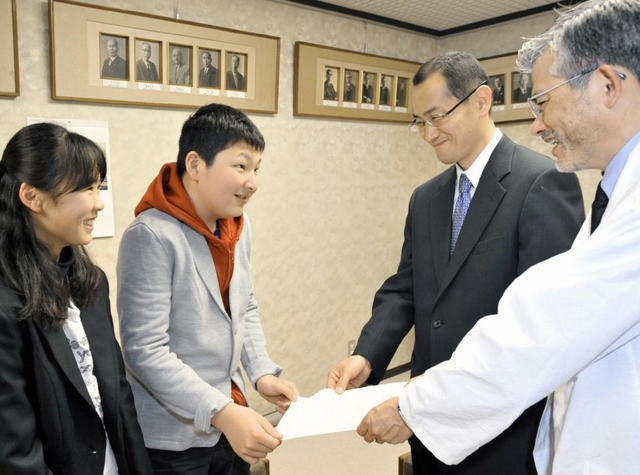 ｉＰＳ細胞研究のため、山中伸弥教授に募金の寄付申請書を手渡す山本育海さん（左から２人目）＝２０１０年３月、京都市左京区、京都大学医学部付属病院