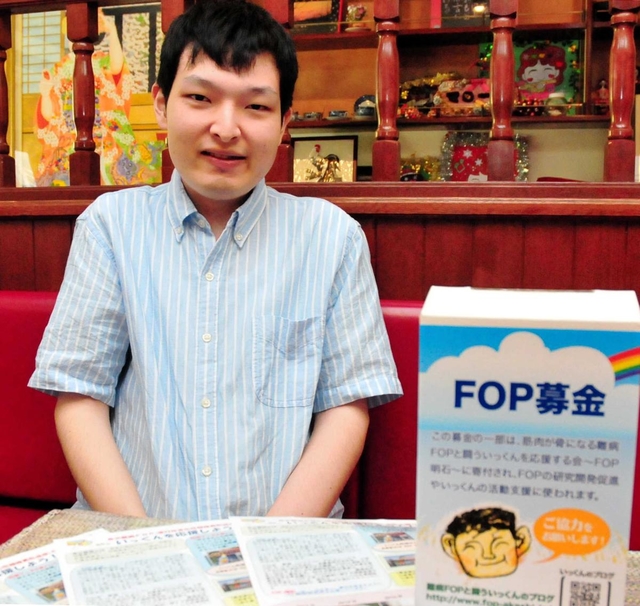 研究者が治験内容を説明する講演会に向け、募金を呼び掛ける山本育海さん＝明石市内