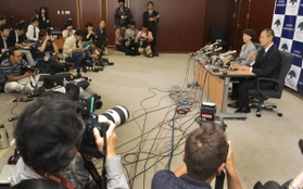 多数の報道陣を前に記者会見する山中伸弥京都大教授夫妻（右）＝９日午前、京都市左京区