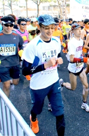 笑顔でスタートする山中伸弥・京都大教授＝神戸市中央区のフラワーロード（撮影・三浦拓也）