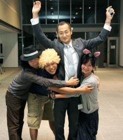 ノーベル医学生理学賞に決まり、研究室の研究員や学生たちと喜びを分かち合う山中伸弥教授＝９日未明、京都市左京区の京都大ｉＰＳ細胞研究所（京大提供）