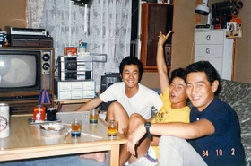 学生時代、平田修一さん（左）の一人暮らしのマンションで酒を飲む山中伸弥さん（右）ら＝１９８４年１０月（友人提供）