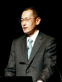 講演する山中伸弥所長＝県立芸術文化センター