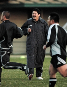 新体制移行後練習を見守る＝２００７年