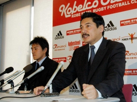 神戸製鋼ラグビー部総監督に就任、左は後藤翔太新主将＝２００７年