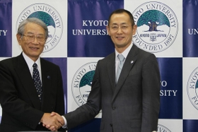 ノーベル医学生理学賞受賞の快挙を果たし、松本紘・京都大総長と握手を交わす山中伸弥教授（右）＝８日午後、京都市左京区の京都大学（撮影・山口　登）