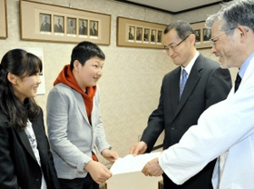 「研究に役立ててほしい」と、山中伸弥教授に寄付を申し入れる山本育海君（左から２人目）＝２０１０年３月、京都大医学部付属病院