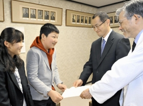 ｉＰＳ細胞研究のため、山中伸弥教授に募金の寄付申請書を手渡す山本育海さん（左から２人目）＝２０１０年３月、京都市左京区、京都大学医学部付属病院