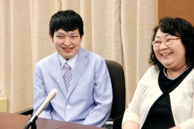 会見で笑顔を見せる山本育海さん（左）と母智子さん＝明石市中崎１