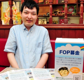 研究者が治験内容を説明する講演会に向け、募金を呼び掛ける山本育海さん＝明石市内