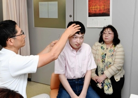 ｉＰＳ細胞を使った創薬で治験に臨む山本育海さん（中央）と母親の智子さん（右）＝５日午後、京都大病院（代表撮影・中西大二）