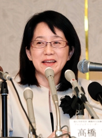 会見で笑顔を見せる高橋政代プロジェクトリーダー＝１２日夜、神戸市中央区港島中町６（撮影・峰大二郎）