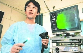 内視鏡を手にする医師の豊永高史さん。治療中は、モニターで胃の内部を確認しながら操作する＝神戸市中央区、神戸大学医学部付属病院（撮影・山口　登）