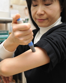 腕などに打つトリプタン系薬剤の注射薬。練習すれば自宅でも使える（患者はモデル）＝神戸市東灘区鴨子ケ原１（撮影・内田世紀）