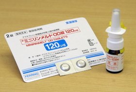 尿量を減らす「抗利尿ホルモン薬」の点鼻薬（右）と、新しく登場した経口薬の見本