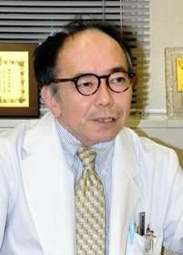 「セルフケアによるストレス回避がとても大切」と話す黒木康雄内科部長＝神戸市兵庫区御崎町１