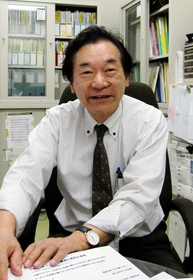 「精神的な要因も病状に影響する。家族や職場などでの支えも重要」と話す熊谷俊一・神鋼記念病院膠原病リウマチセンター長＝神戸市中央区脇浜町１