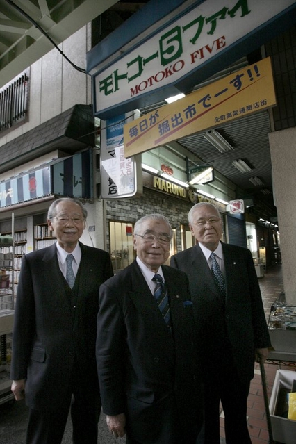 神戸・元町の高架下を歩く創業者たち。左から太田敏郎、鬼塚喜八郎、田崎俊作の各氏。戦後の神戸を舞台に、ノーリツ、アシックス、田崎真珠を築いた＝神戸市中央区元町高架通