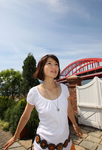 「私の血は神戸人。強いえにしを感じる」と語る平松愛理さん＝神戸市内（撮影・大山伸一郎） 