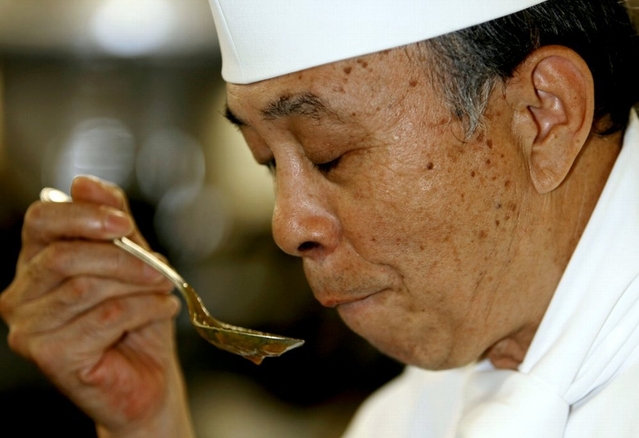 伝統メニューを復活させた森光昭さん。「同じタマネギでも昔とは味が違うので苦労した」＝神戸市中央区波止場町、神戸メリケンパークオリエンタルホテル（撮影・浦田晃之介）