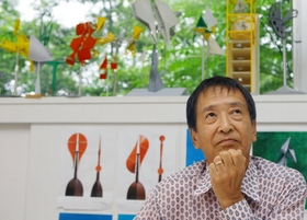 「風はこの星の基本的な要素の一つ。私は目に見えない風を視覚化し、作品にする」と話す新宮晋＝三田市藍本のアトリエ（撮影・大山伸一郎） 