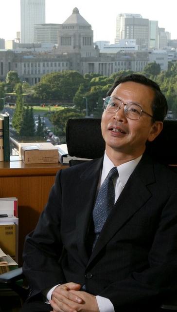 国会議事堂を望む経済産業省１１階の事務次官室。北畑隆生さんは「景色がいいので大臣に『部屋をかわってくれ』と言われたことがあります」とほほ笑む＝東京・霞が関（撮影・大森　武） 