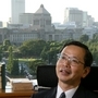 国会議事堂を望む経済産業省１１階の事務次官室。北畑隆生さんは「景色がいいので大臣に『部屋をかわってくれ』と言われたことがあります」とほほ笑む＝東京・霞が関（撮影・大森　武） 