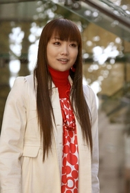 「エキセントリックなキャラクター」とは別に硬派な一面を見せる佐藤江梨子さん＝東京都港区赤坂（撮影・山口　登、衣装協力・ユー　バイ　ウンガロ） 
