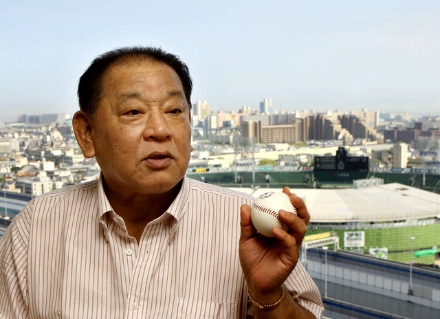 阪神時代に数々の記録を打ち立てた甲子園球場（奥）を背に思い出を語る江夏豊さん＝西宮市甲子園高潮町、ノボテル甲子園（撮影・内田世紀） 