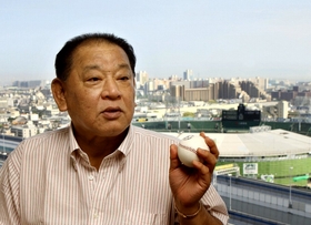 阪神時代に数々の記録を打ち立てた甲子園球場（奥）を背に思い出を語る江夏豊さん＝西宮市甲子園高潮町、ノボテル甲子園（撮影・内田世紀） 