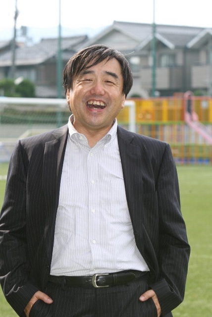 「教員採用試験のピアノ実技は、紙の鍵盤で練習した」と振り返る陰山英男さん＝京都市北区、立命館小学校（撮影・幾野慶子）