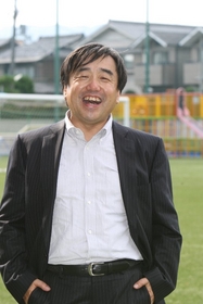 「教員採用試験のピアノ実技は、紙の鍵盤で練習した」と振り返る陰山英男さん＝京都市北区、立命館小学校（撮影・幾野慶子）