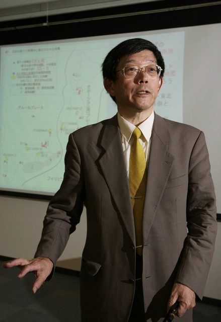 住民グループ主催の講演会で「原発震災」の危険性を訴える石橋克彦さん＝宝塚市栄町、市立男女共同参画センター・エル（撮影・峰大二郎） 