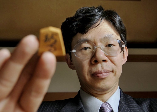 トップ棋士にあっても謙虚な谷川浩司さん。国内で自然災害があるたびに寄付を続ける＝大阪市福島区福島６（撮影・山崎　竜） 