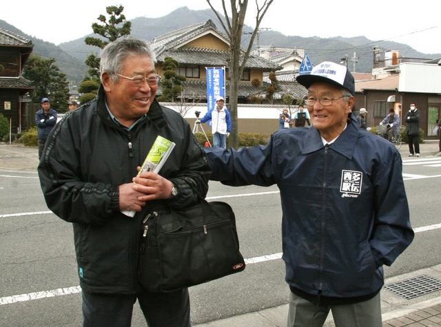 高校駅伝で「西脇」の名を全国区にした西脇工前監督の渡辺公二さん（右）。２月の第１回西脇多可選抜新人高校駅伝には、報徳総監督の鶴谷邦弘さんも駆け付けた＝西脇市内