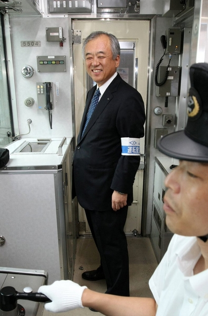 毎朝、運転台に乗って通勤する藤原崇起さん＝兵庫県尼崎市の阪神尼崎駅（撮影・大森　武）
