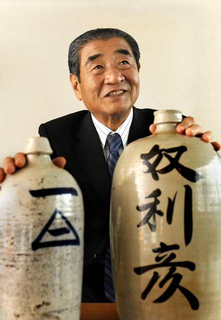 ３００年にわたり、東京で灘の酒を扱うぬ利彦。「瓶詰めになる前は、この屋号入り容器で配達していたそうです」と語る中澤彦七さん＝東京都中央区京橋２（撮影・山崎　竜） 