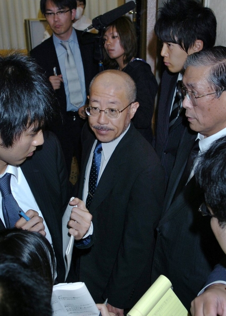 尼崎ＪＲ脱線事故の遺族らへの説明会に臨む佐藤健宗さん。被害者の気持ちをくんだ調査の在り方を模索する＝尼崎市昭和通２（撮影・三津山朋彦）