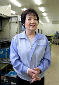 「製造業にとって厳しい時代。でも、先を見通して手は打っている」と語る藤浪芳子さん。自信がうかがえる＝神戸市西区高塚台６、昭和精機（撮影・峰大二郎）