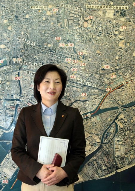 「市民に市政を身近に感じてもらう。それがわたしの最大の責務」と語る白井文さん。掲げる信条は初当選時から変わらない＝尼崎市役所（撮影・峰大二郎）