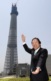 江戸っ子の期待を集めるスカイツリー。「東武グループのブランド力の象徴にしたい」と言う中島健三さん＝東京都墨田区押上２（撮影・村中拓久）