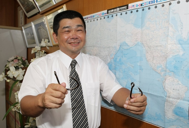 送り出した製品は８０００種を超す。「新たな手法を追求する釣り人さんあっての『鈎屋（はりや）』です」と話す中道成之さん＝西脇市富田町、オーナーばり（撮影・佐々木彰尚）