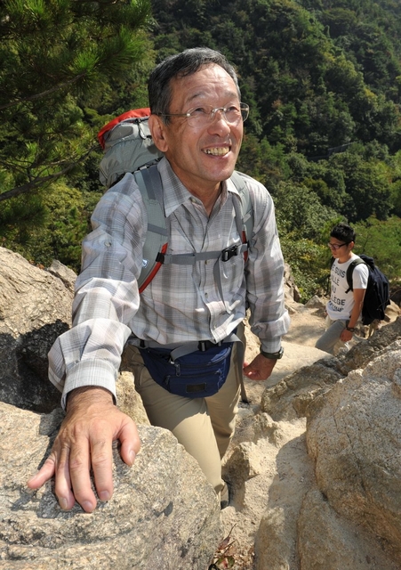 ロプチン登頂を果たした神戸大登山隊隊長の井上達男さん。神戸で小学校時代を過ごし、六甲山のロックガーデンが遊び場だった＝神戸市東灘区（撮影・内田世紀） 