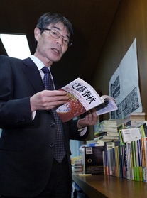 本は文化、と平尾隆弘さん。「だけど、ビジネスの側面が欠如したらダメ。いい本でも待っていたら売れない」＝東京都千代田区紀尾井町、文藝春秋（撮影・西岡正） 