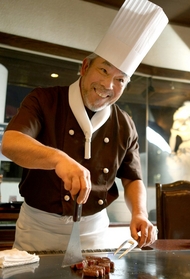 鉄板に向かう川村春二さん。「生涯現役で神戸ビーフを焼きたい」＝神戸市中央区北長狭通１（撮影・佐々木彰尚） 

